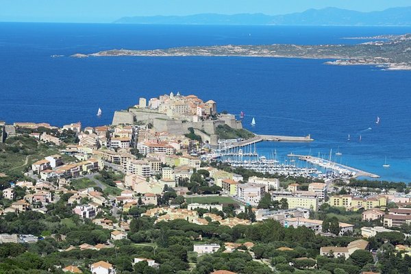 Quels sont les conseils pour choisir le parfait camping à Calvi ?