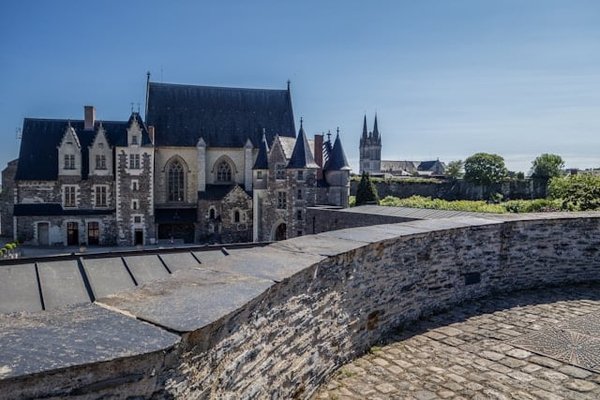 Découvrez le charme de l'Anjou en camping : Votre guide complet pour des vacances réussies