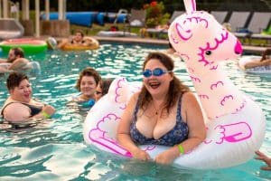 la détente en famille dans la piscine