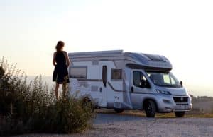 une femme près de son camping car à Saint-Denis-d'Oléron